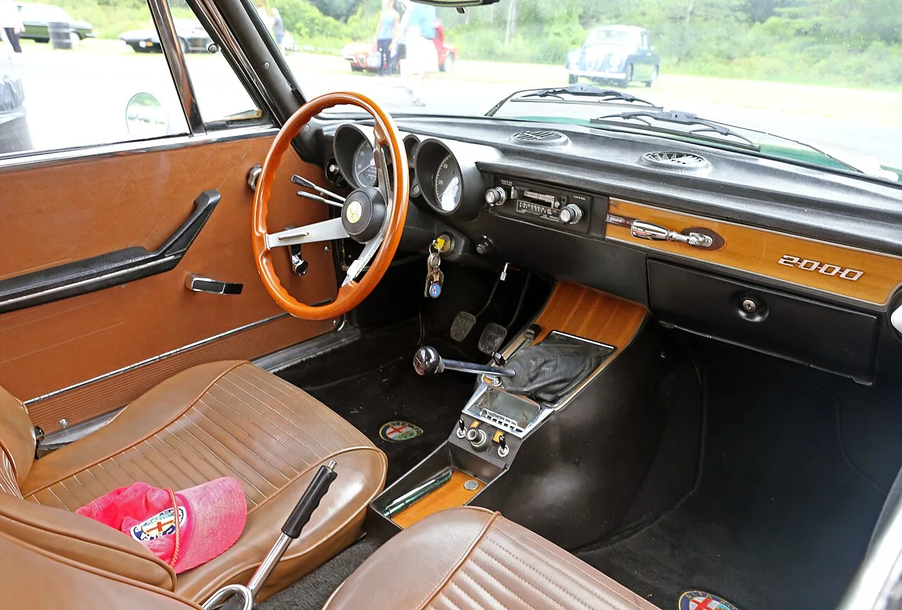 Alfa Romeo 2000, interior