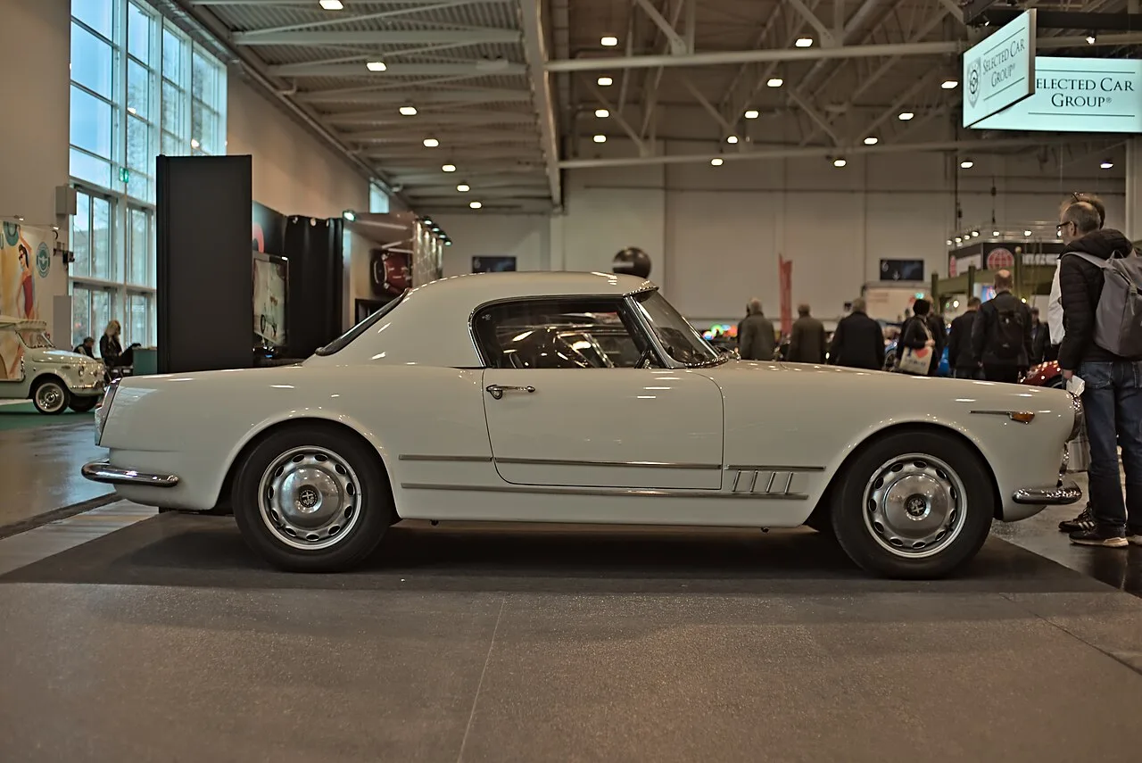 Alfa Romeo 2000, side