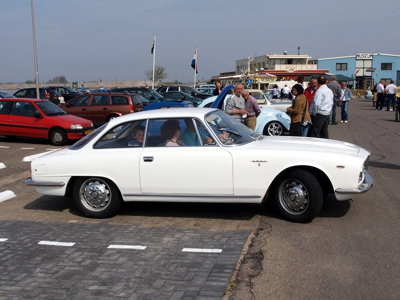 Alfa Romeo 2600, side