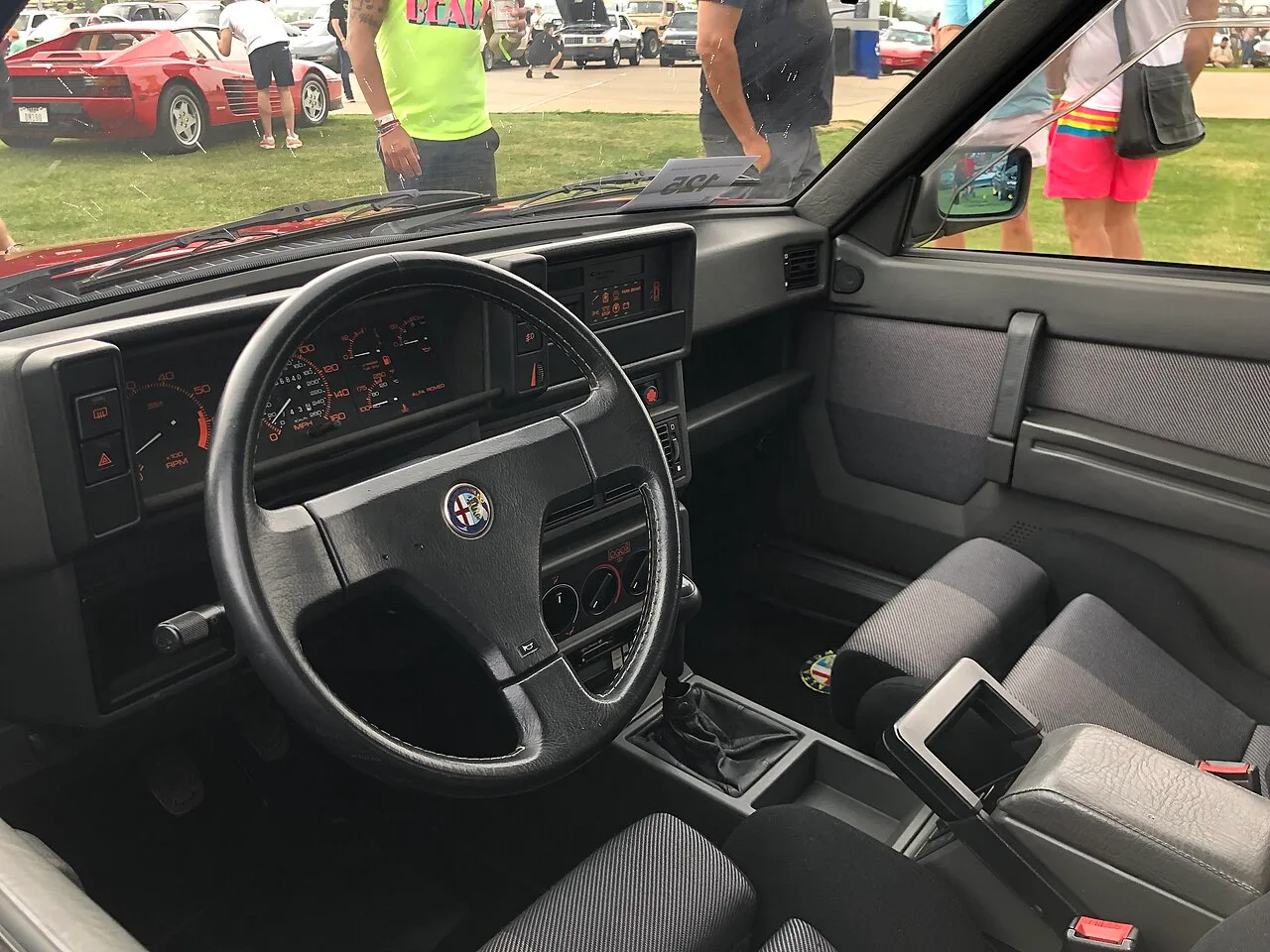 Alfa Romeo 75, interior