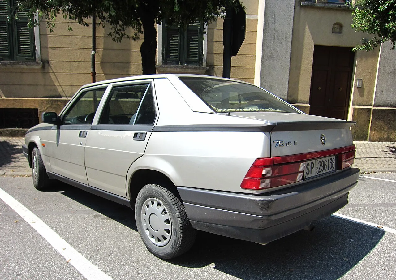 Alfa Romeo 75, rear