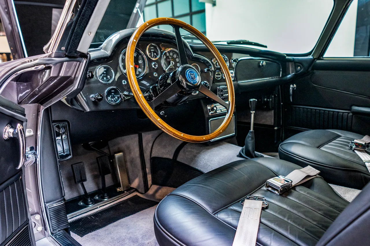 Aston Martin DB5, interior