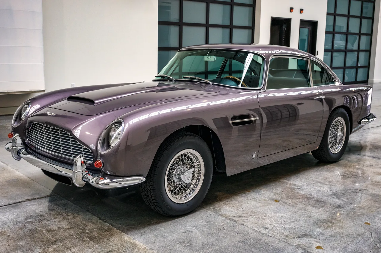 Aston Martin DB5, side