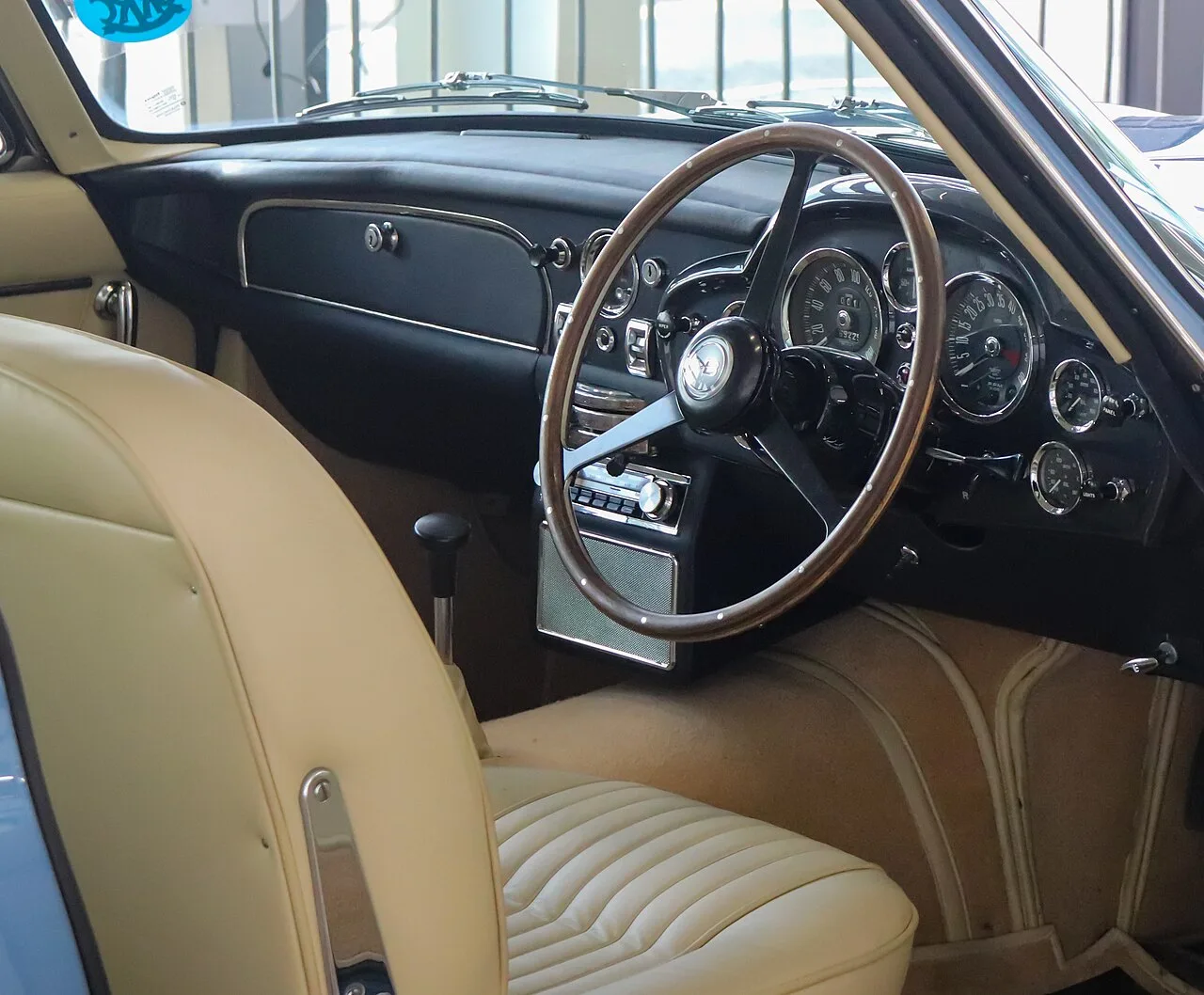 Aston Martin DB6, interior