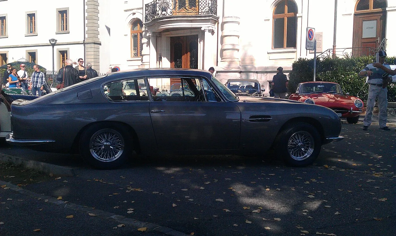 Aston Martin DB6, side