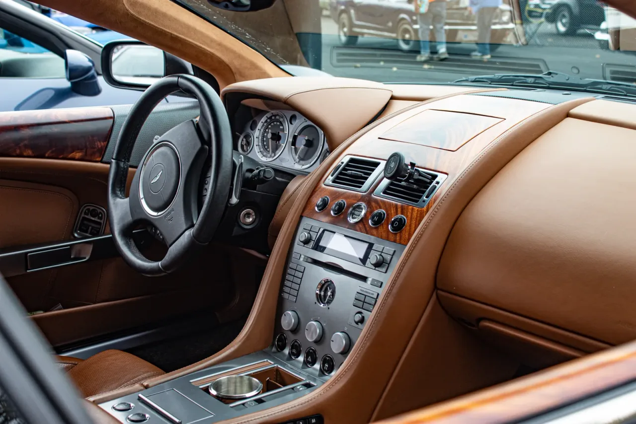 Aston Martin DB9, interior