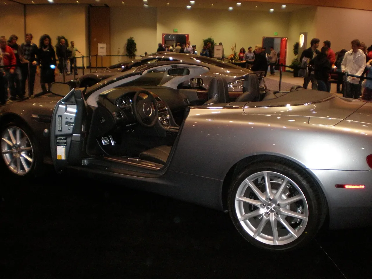 Aston Martin DB9, side