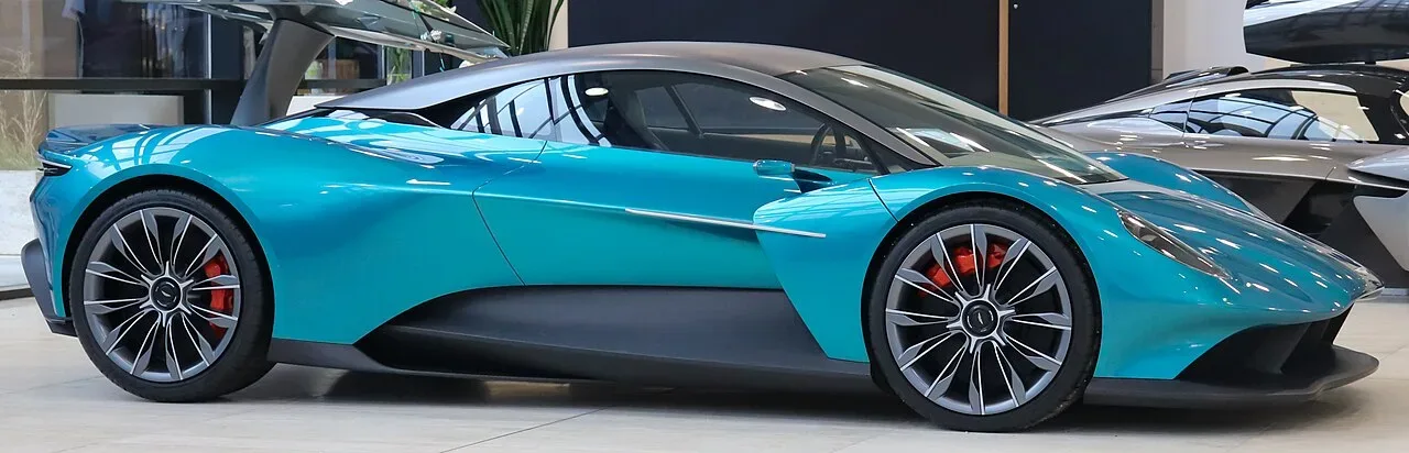 Aston Martin Vanquish, side