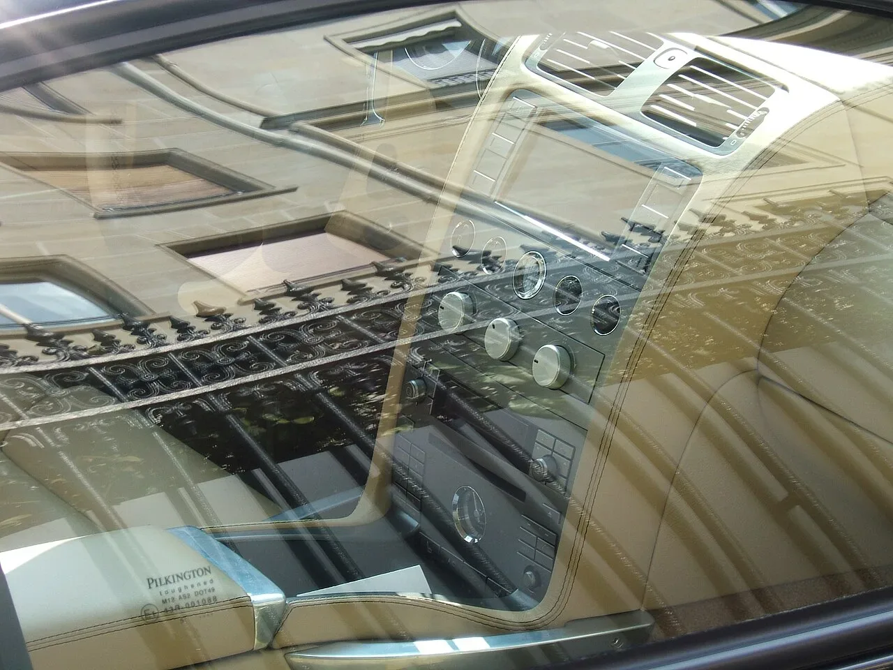 Aston Martin Vanquish, interior