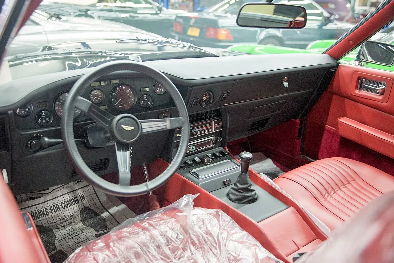 Aston Martin Vantage Manual, interior