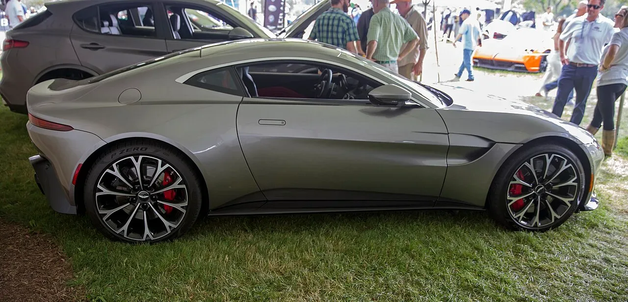 Aston Martin Vantage, side
