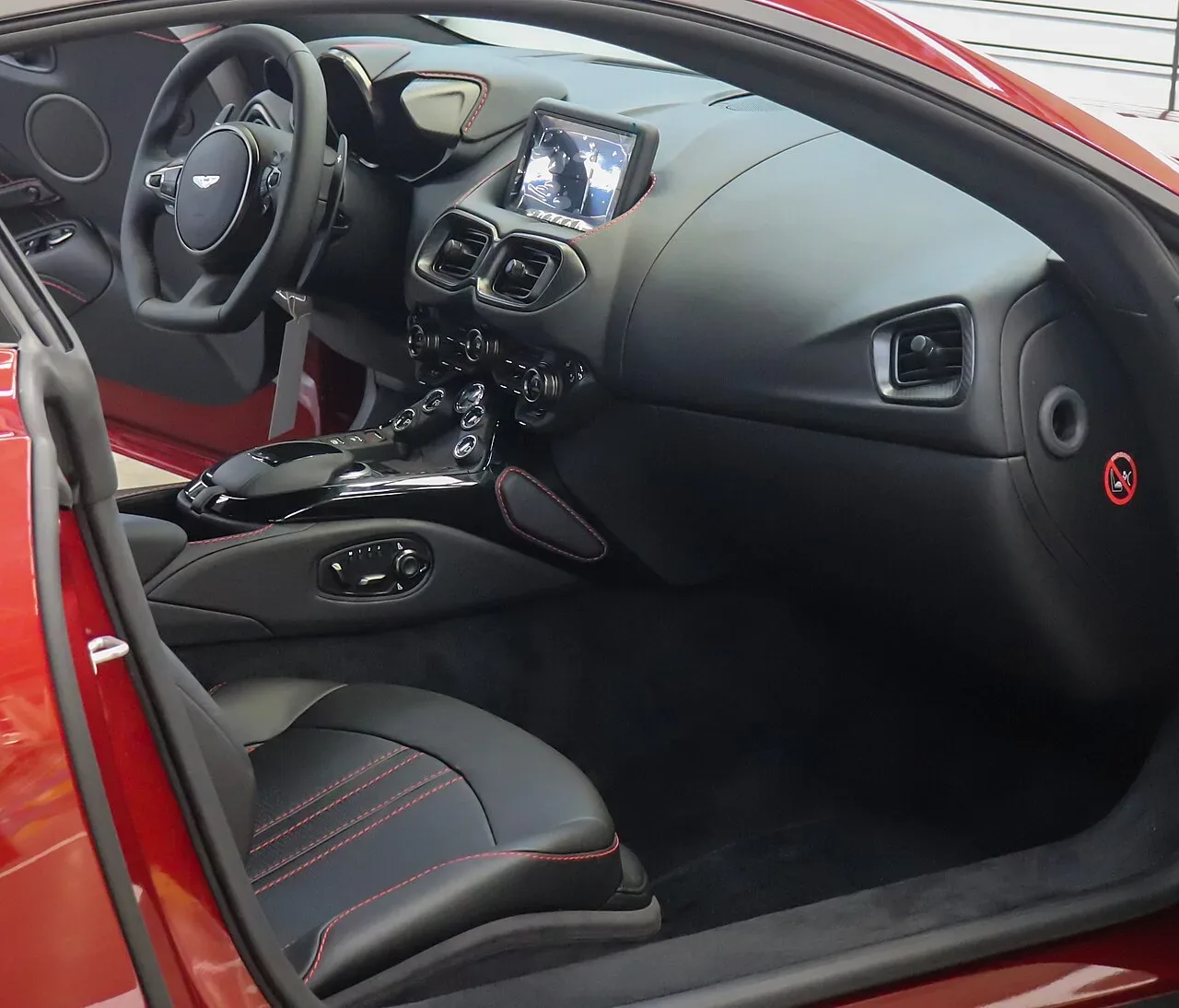Aston Martin Vantage, interior