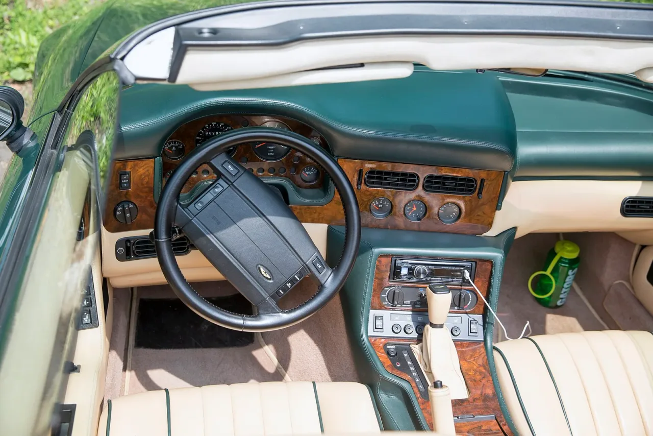 Aston Martin Virage/Volante, interior