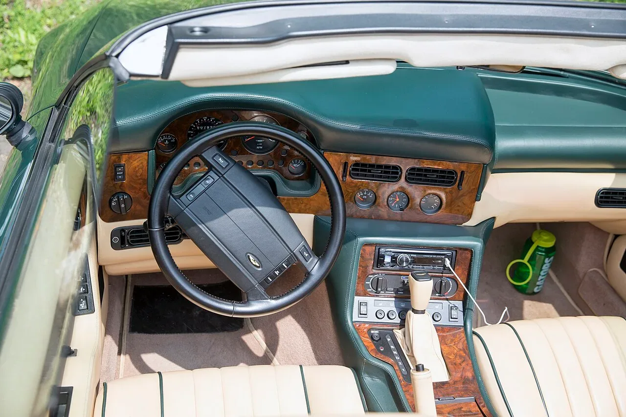 Aston Martin Virage, interior