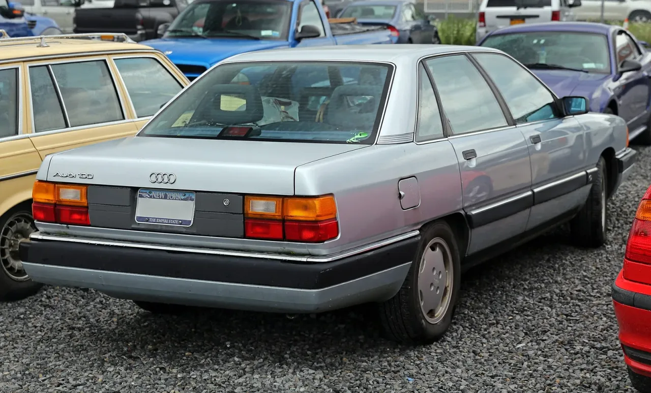 Audi 100, rear