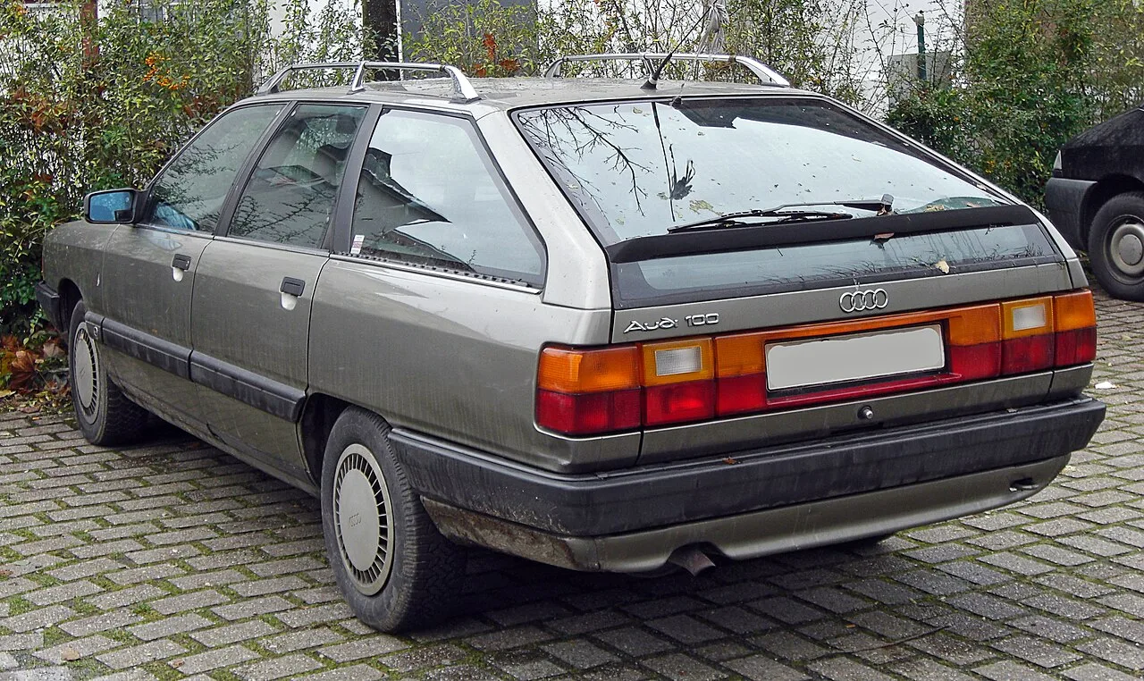 Audi 100, rear