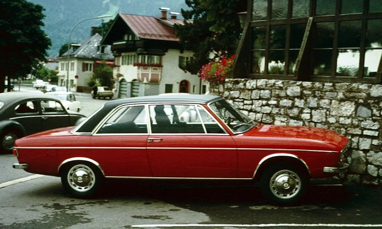 Audi 100, side
