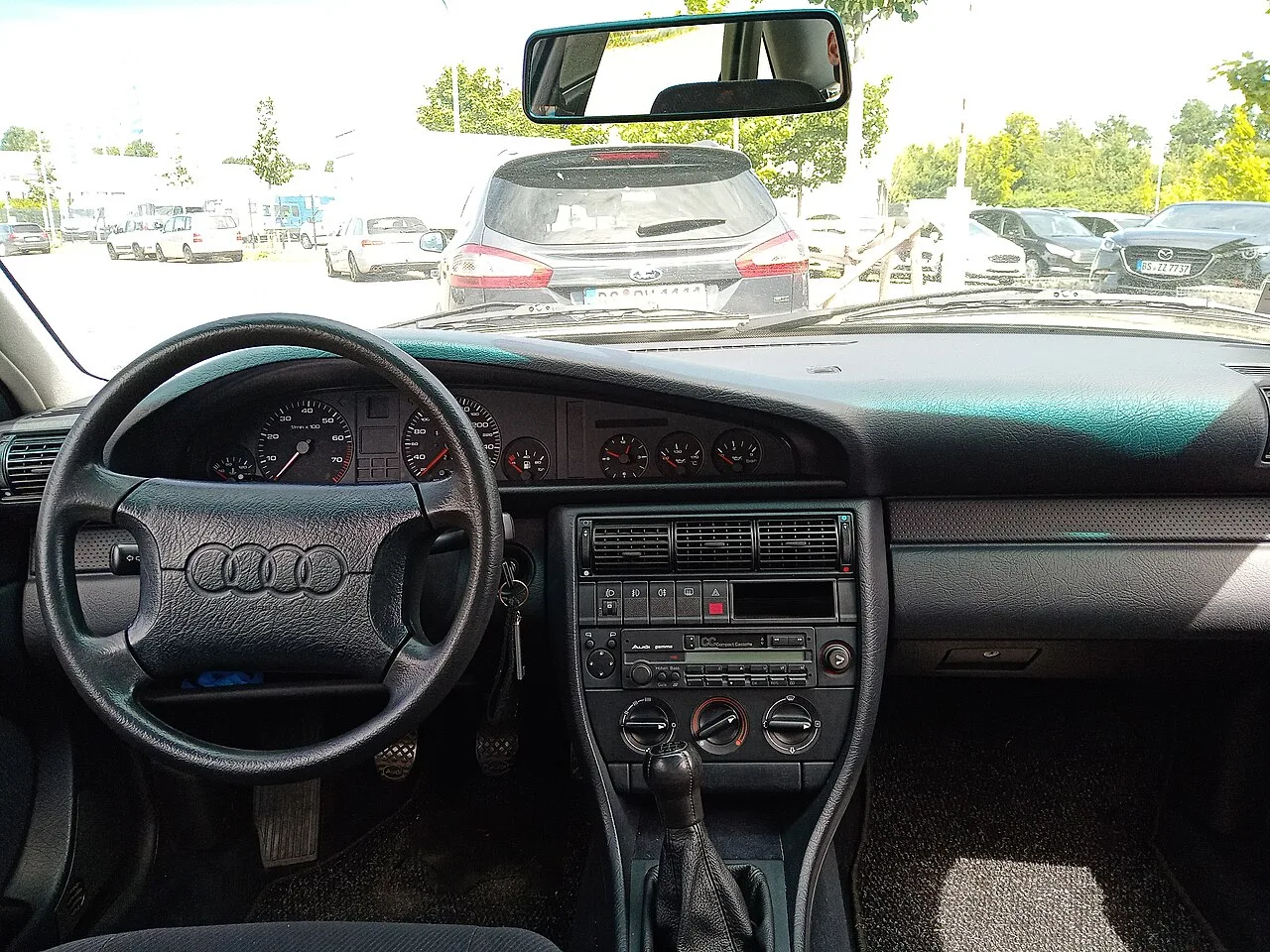 Audi 100, interior