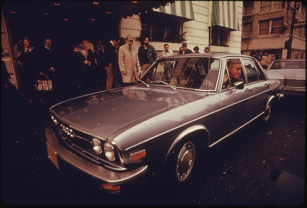 Audi 100, side