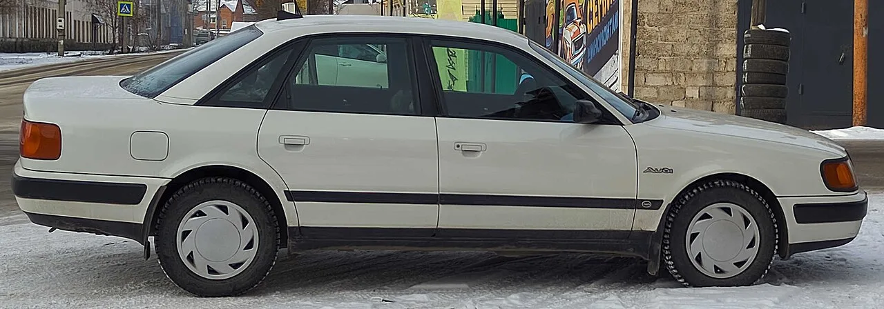 Audi 100, side