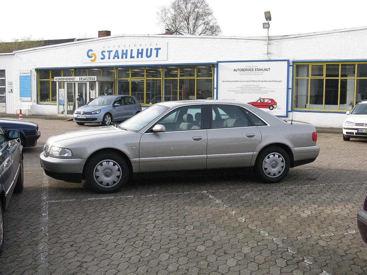 Audi A8, side