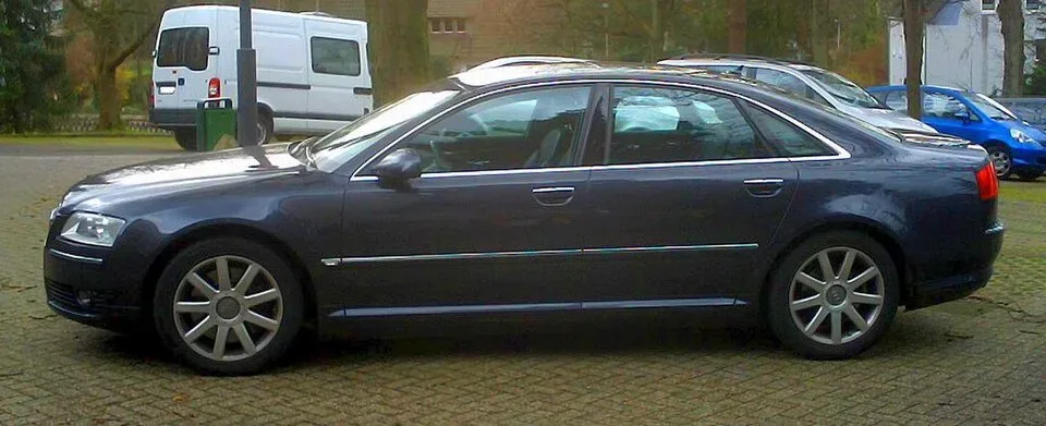 Audi A8, side