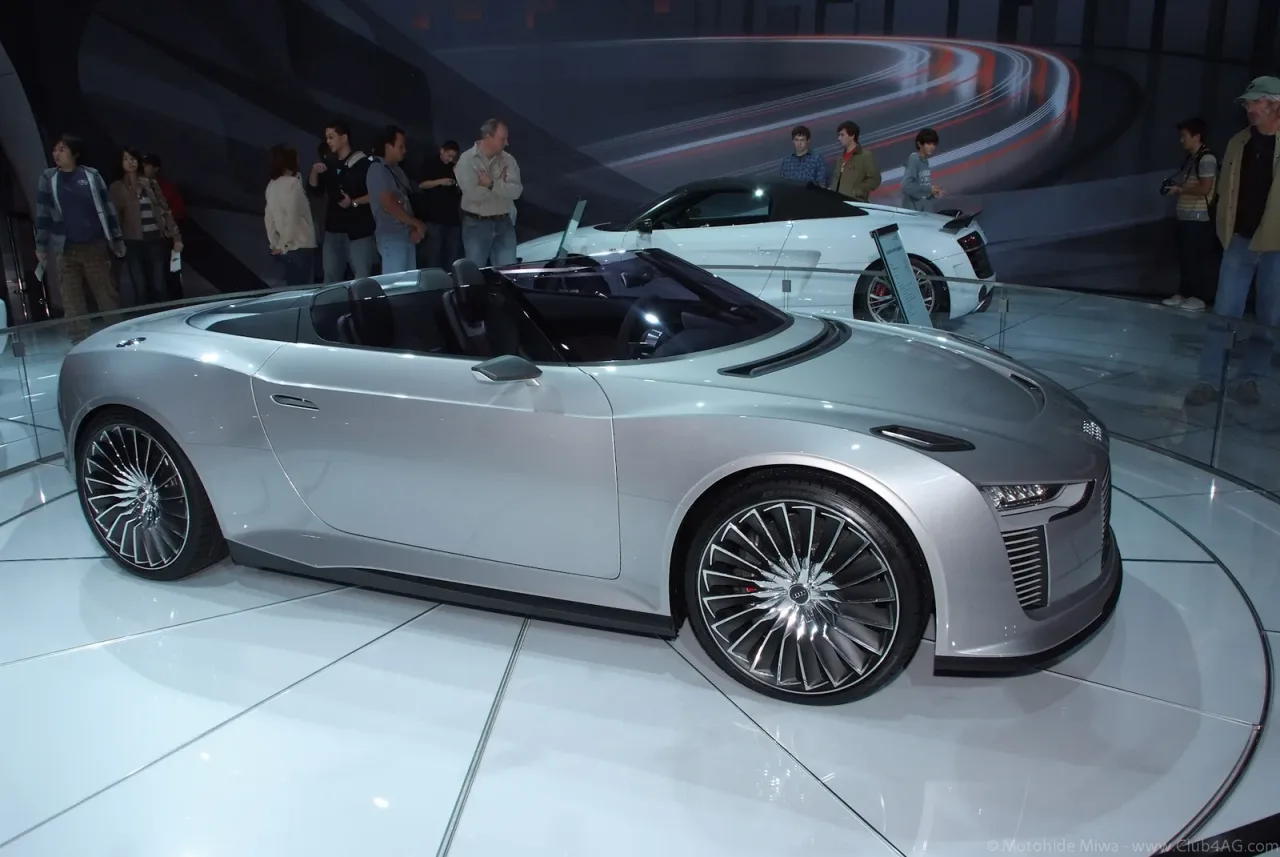 Audi e-tron, side