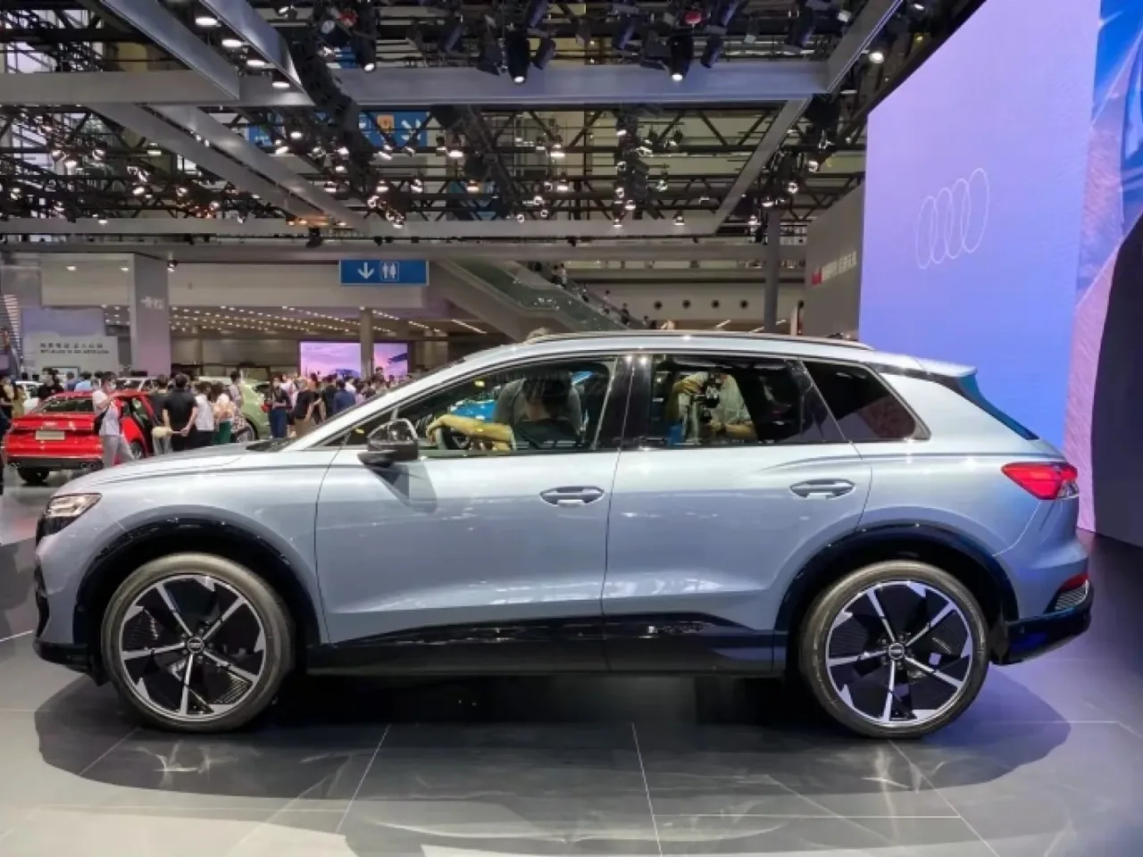 Audi Q4 e-tron, side