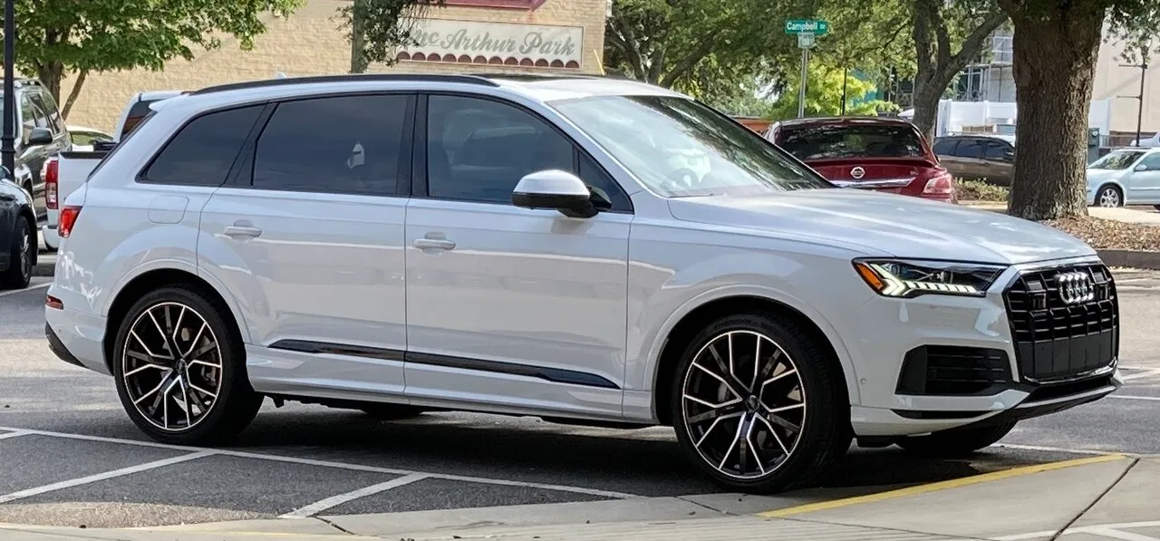 Audi Q7, side