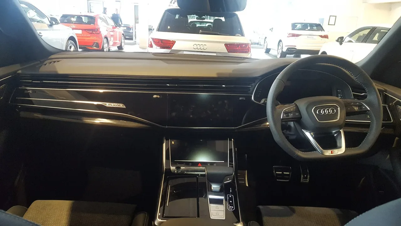 Audi Q8, interior