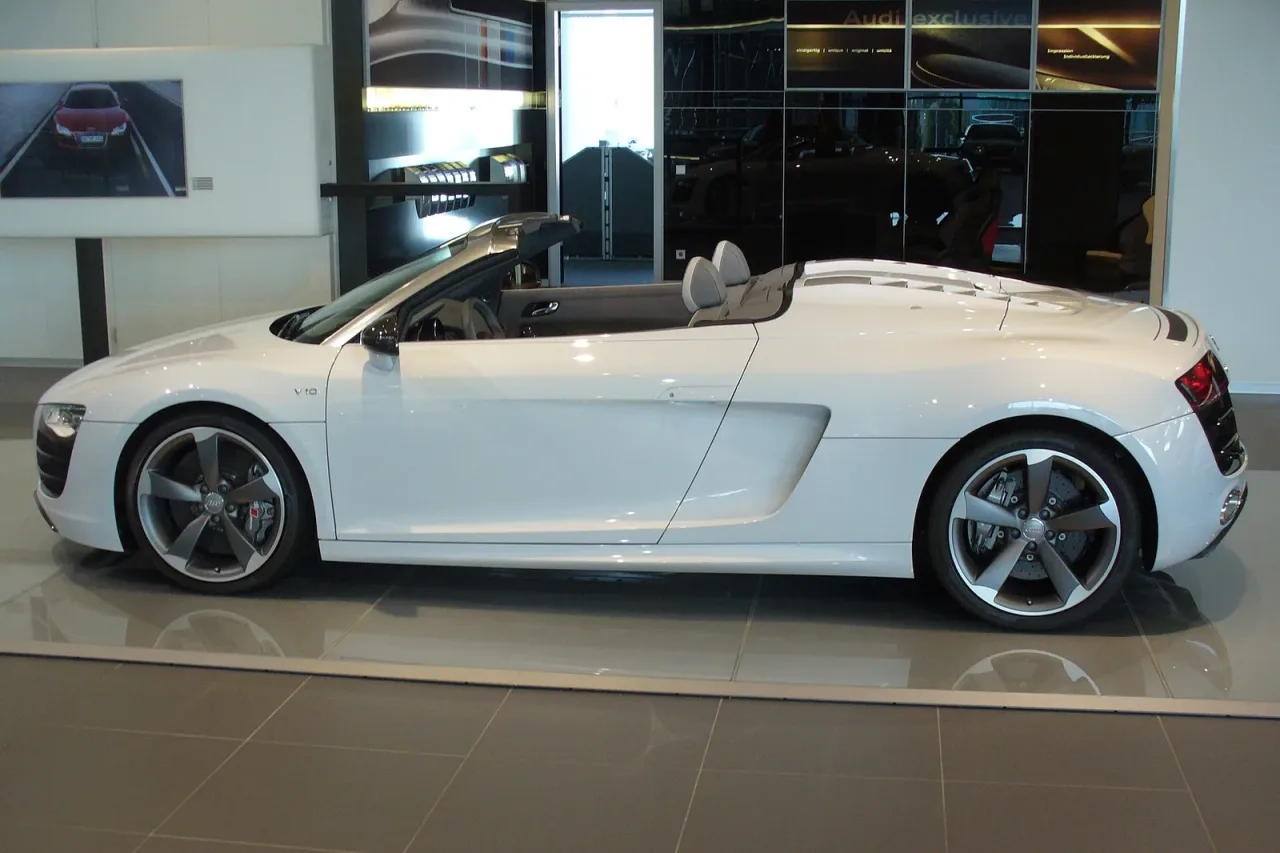 Audi R8 Spyder, side