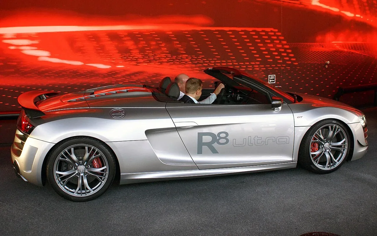 Audi R8, side