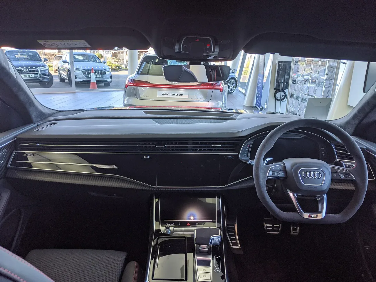 Audi RS Q8, interior