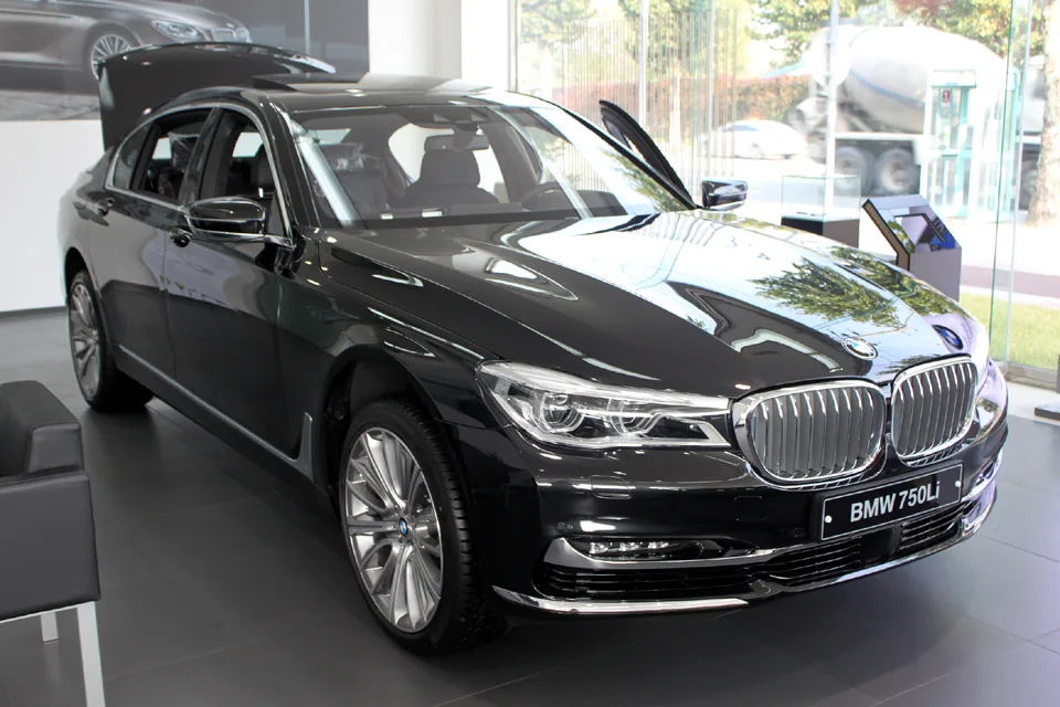 BMW 7 Series, side