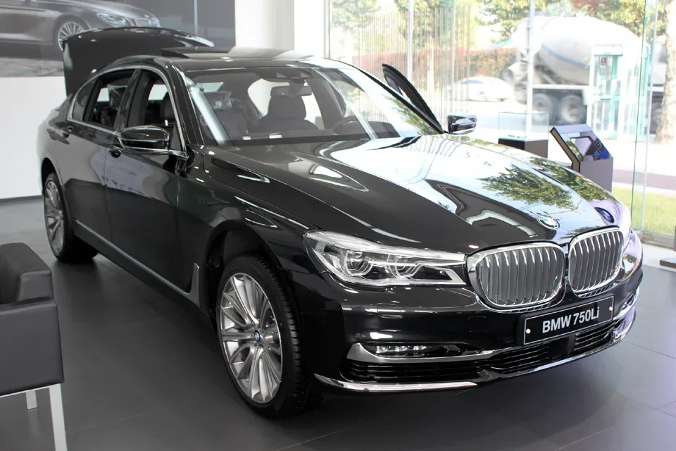 BMW 7 Series, side