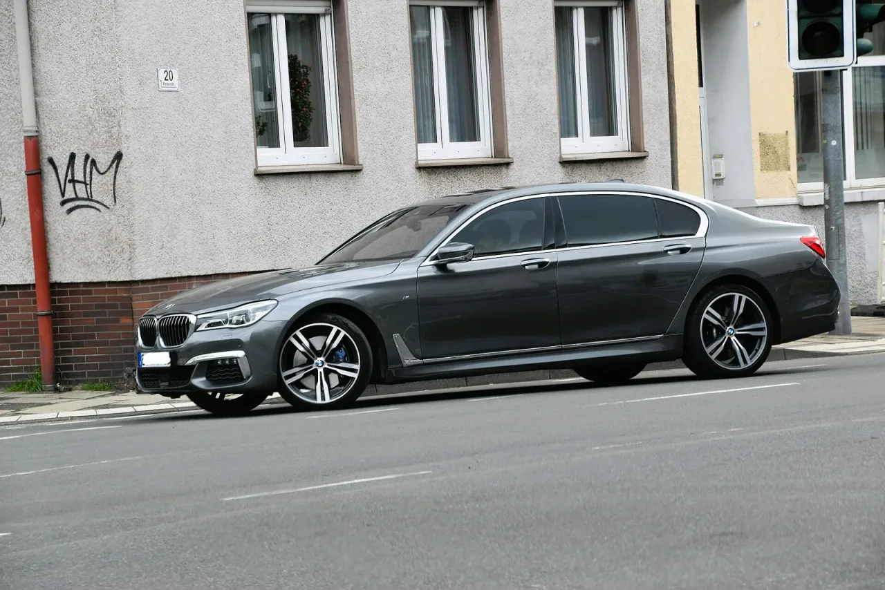 BMW 7 Series, side