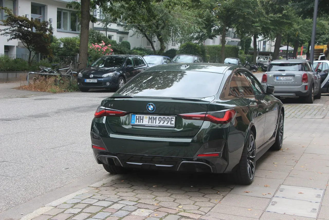 BMW i4, side