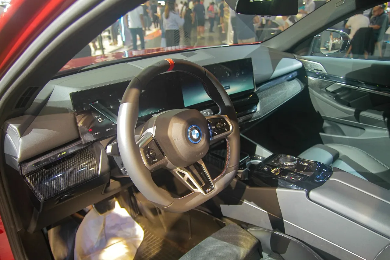 BMW i5, interior