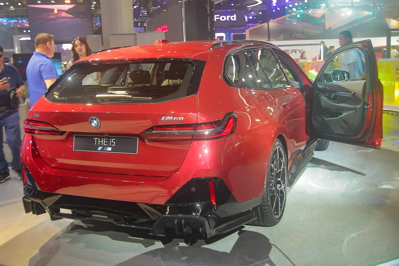 BMW i5, rear