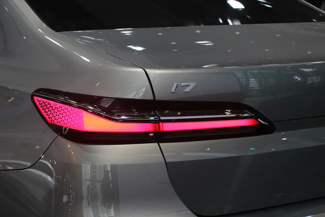 BMW i7, rear