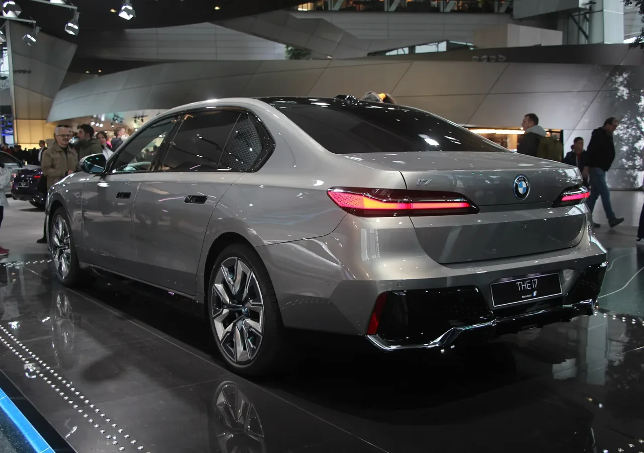 BMW i7, side