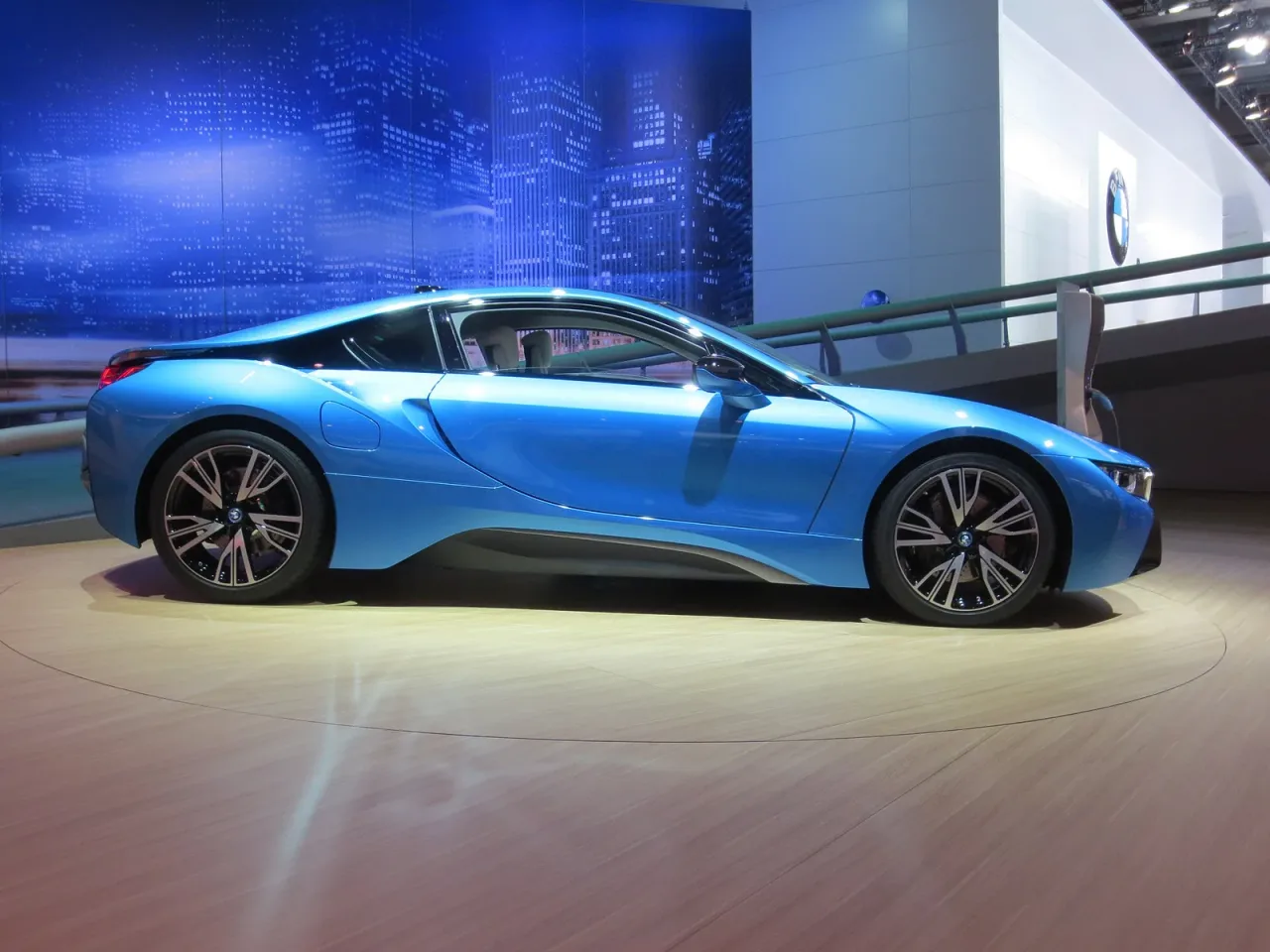 BMW i8, side