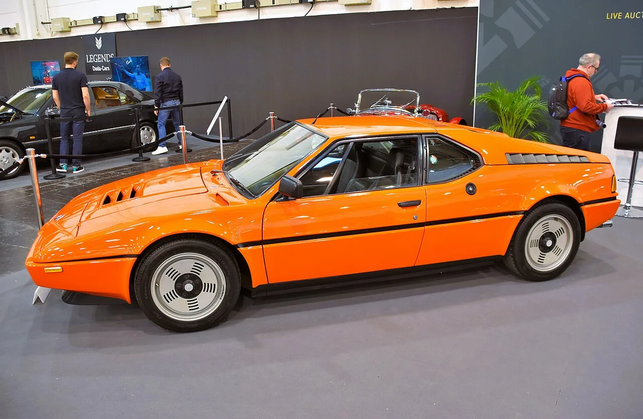 BMW M1, side