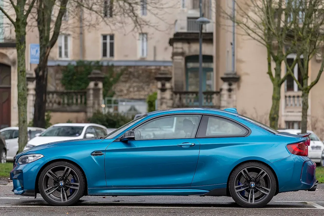 BMW M2, side