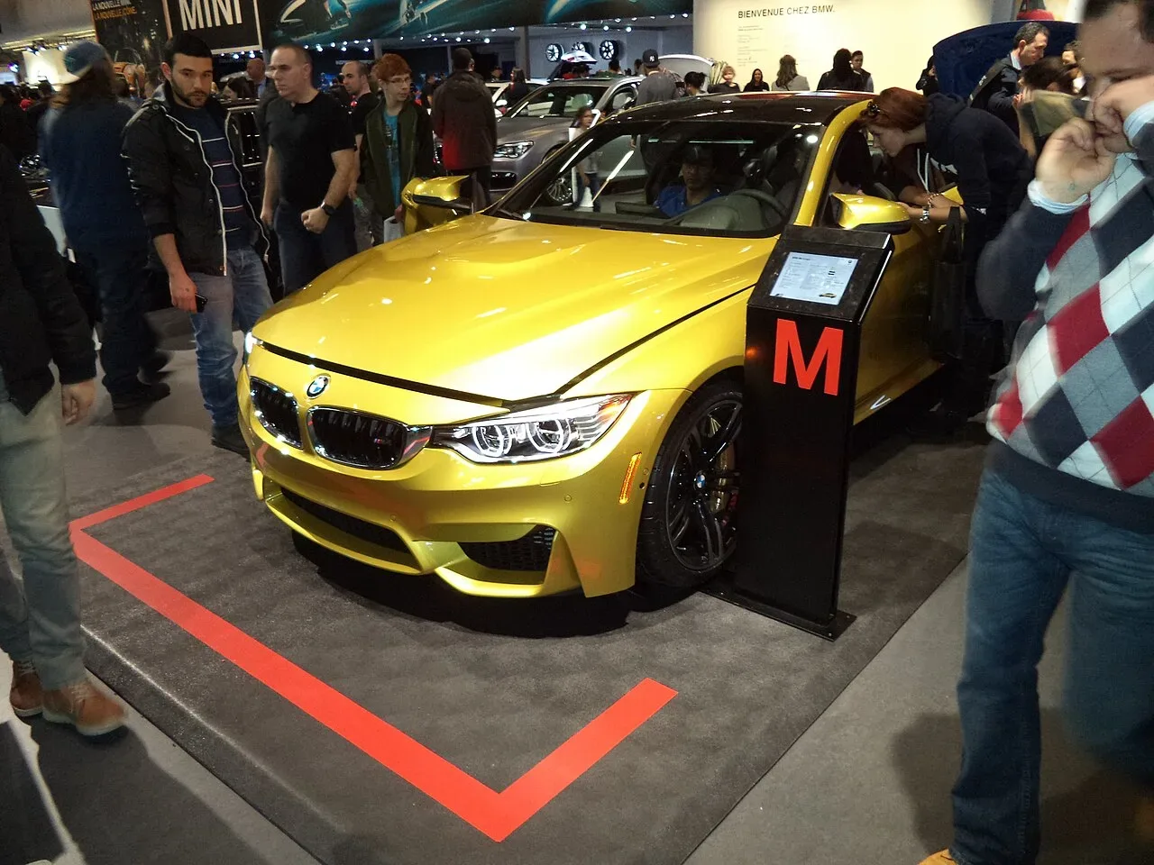 BMW M4, side