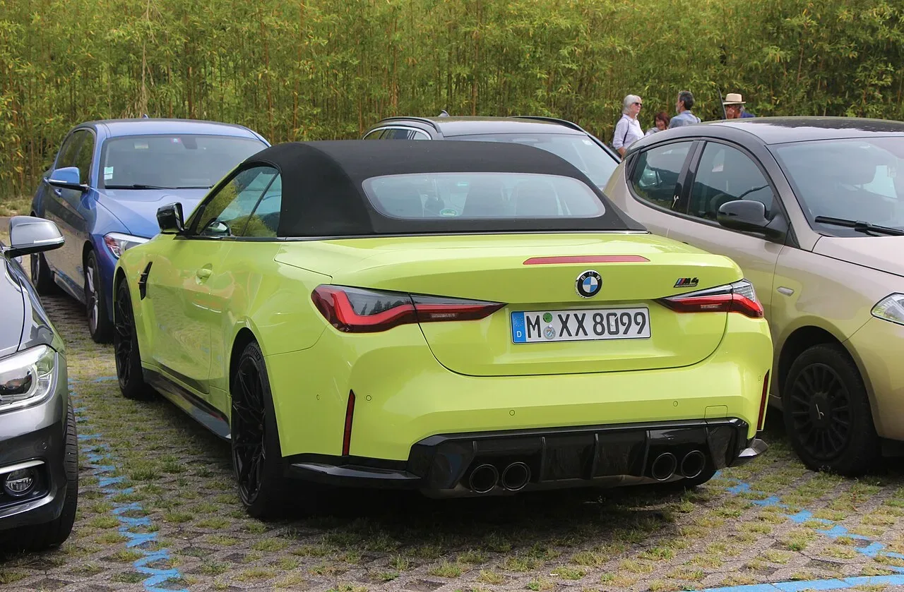 BMW M4, side