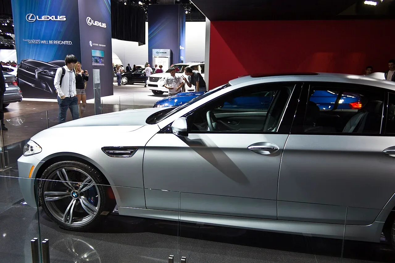 BMW M5, side