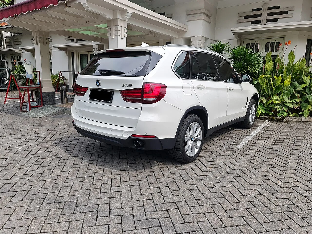 BMW X5, rear