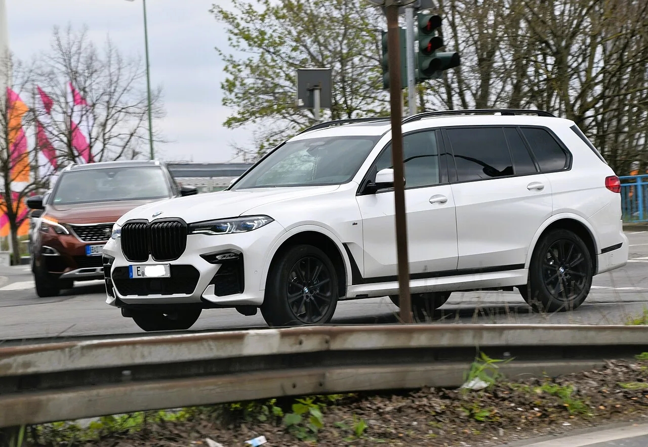 BMW X7 M Performance, side