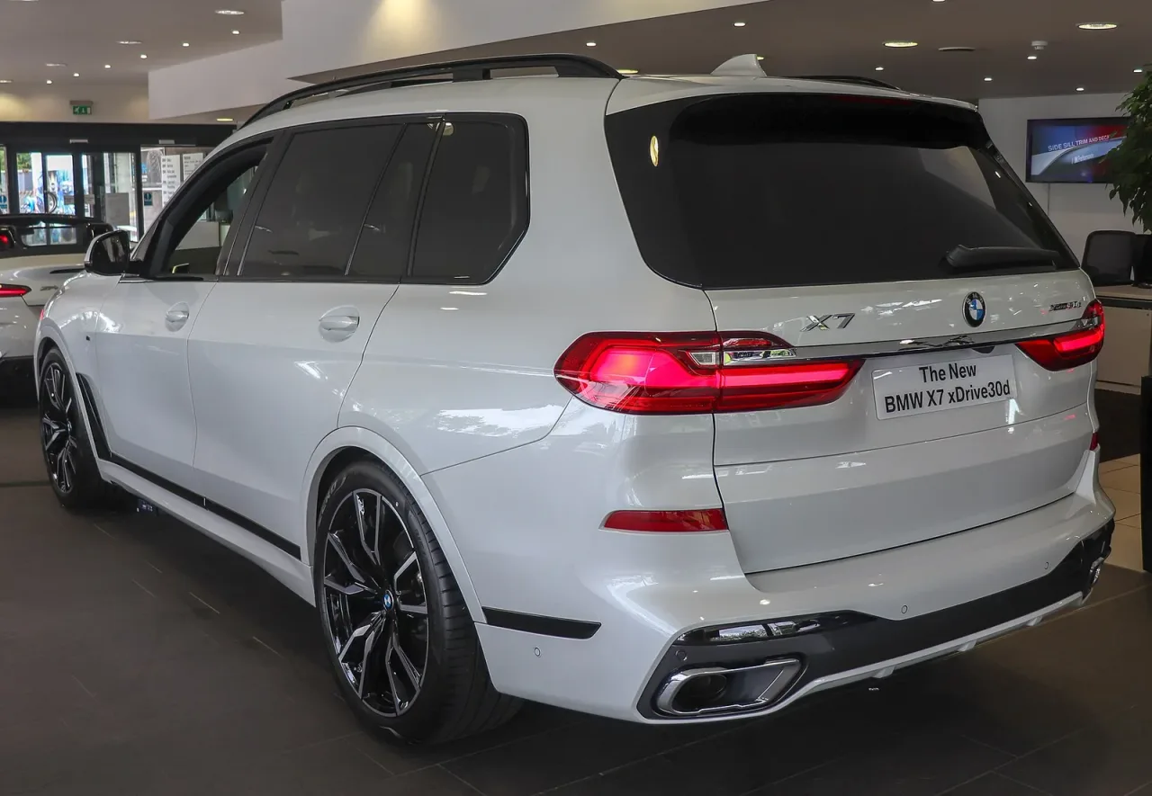 BMW X7, rear
